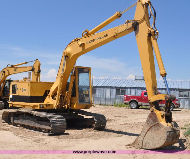 image for item F2486 1977 Caterpillar 225 excavator
