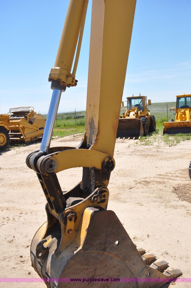 image for item F2486 1977 Caterpillar 225 excavator