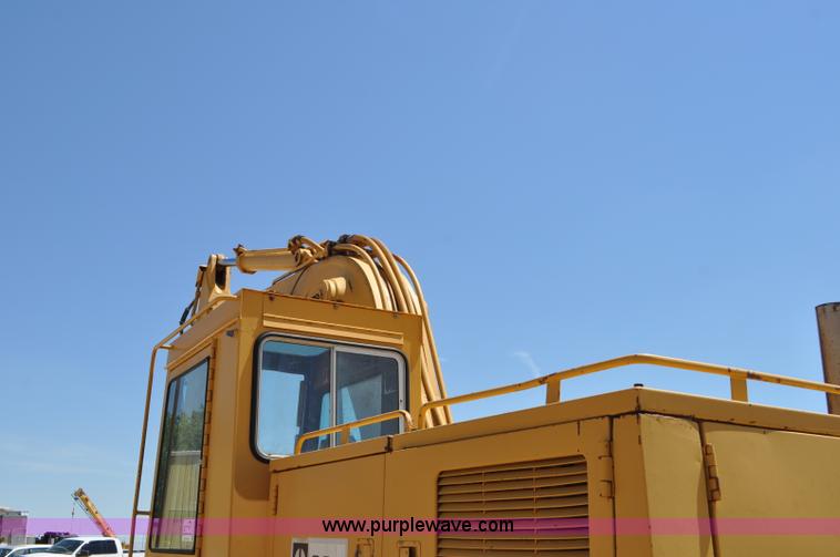 image for item F2486 1977 Caterpillar 225 excavator