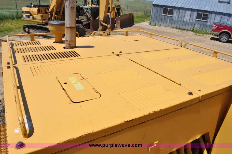 image for item F2486 1977 Caterpillar 225 excavator