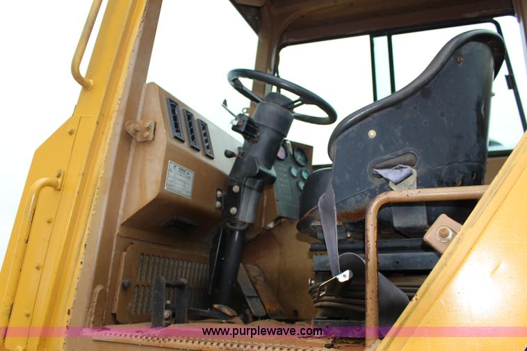 image for item F7962 2000 Caterpillar 615C Series II elevating scraper