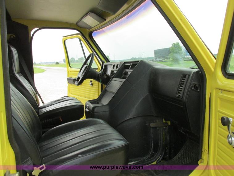 image for item H3267 1996 GMC Vandura G3500 box truck