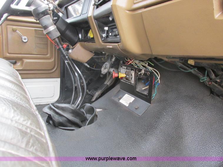 image for item H3268 1991 Ford F800 crane truck with Hi-Rail/Road Rail