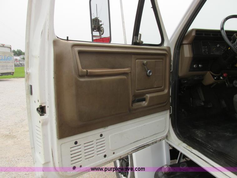 image for item H3268 1991 Ford F800 crane truck with Hi-Rail/Road Rail