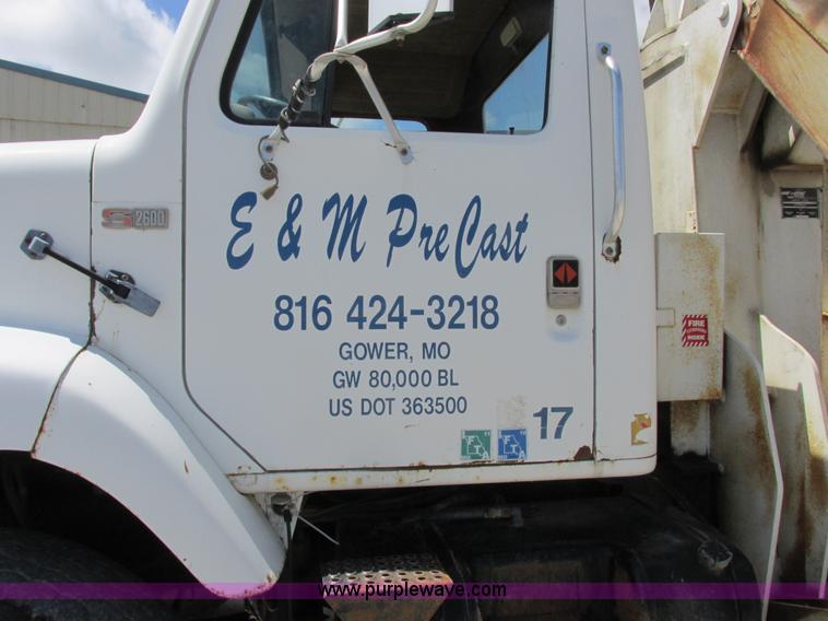 image for item H3287 1988 International F2674 crane truck