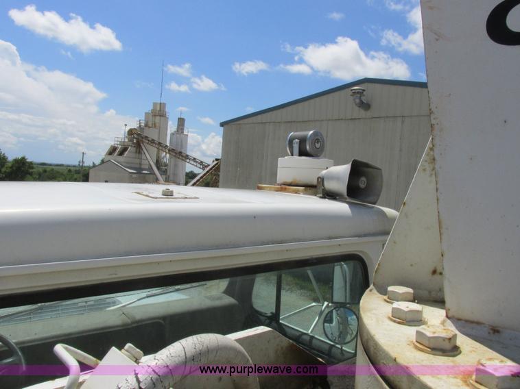 image for item H3287 1988 International F2674 crane truck