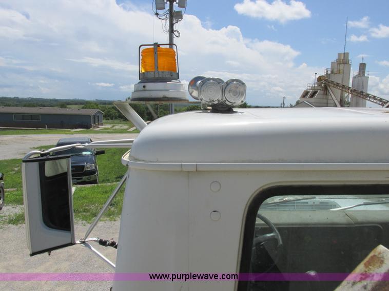 image for item H3287 1988 International F2674 crane truck