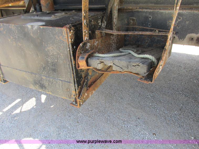 image for item H3287 1988 International F2674 crane truck