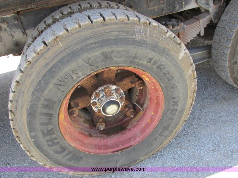 image for item H3287 1988 International F2674 crane truck