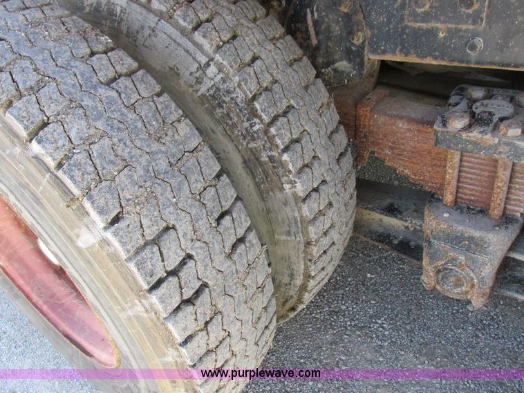 image for item H3287 1988 International F2674 crane truck