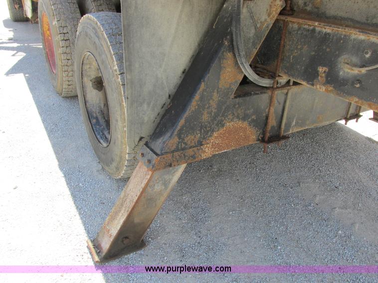 image for item H3287 1988 International F2674 crane truck