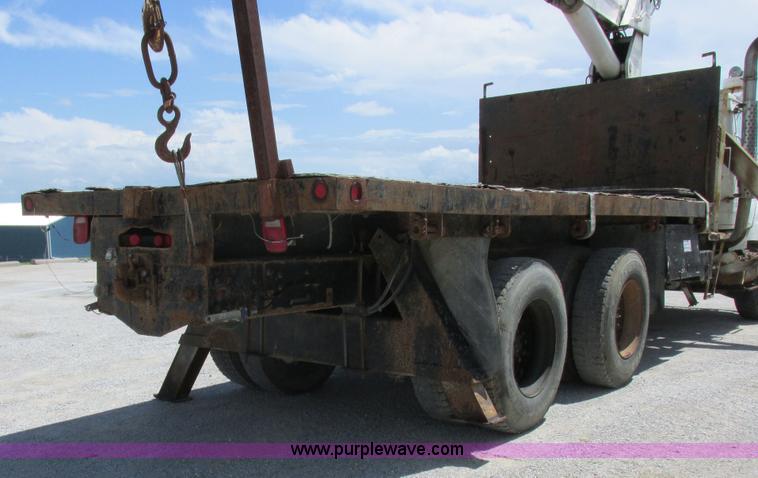 image for item H3287 1988 International F2674 crane truck
