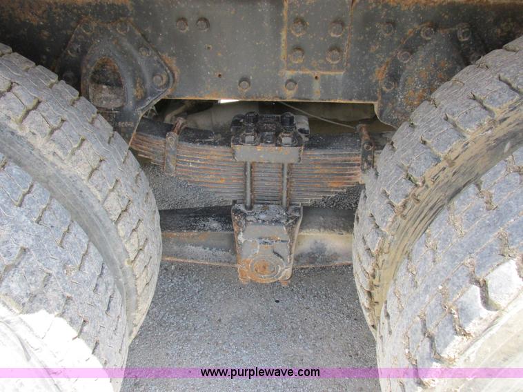 image for item H3287 1988 International F2674 crane truck