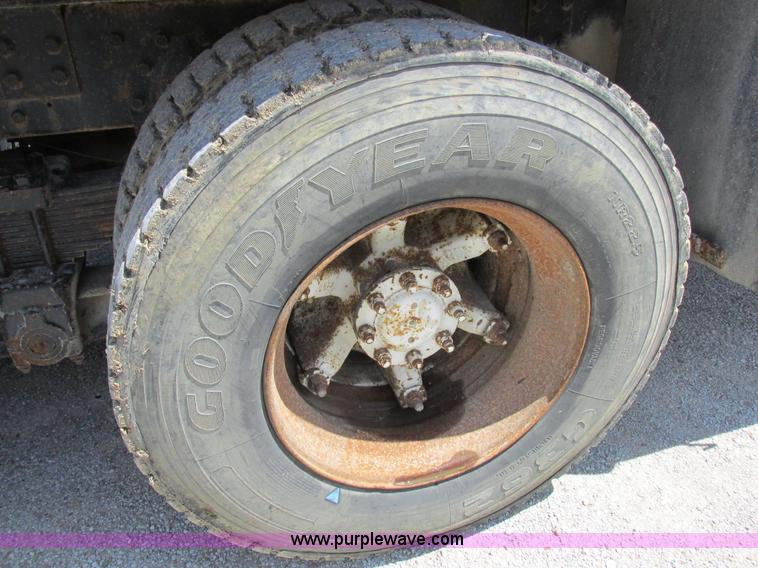 image for item H3287 1988 International F2674 crane truck