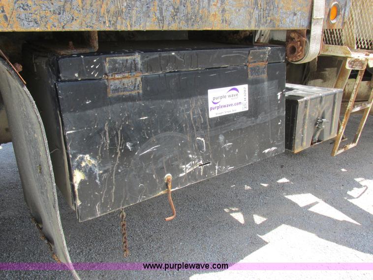 image for item H3287 1988 International F2674 crane truck