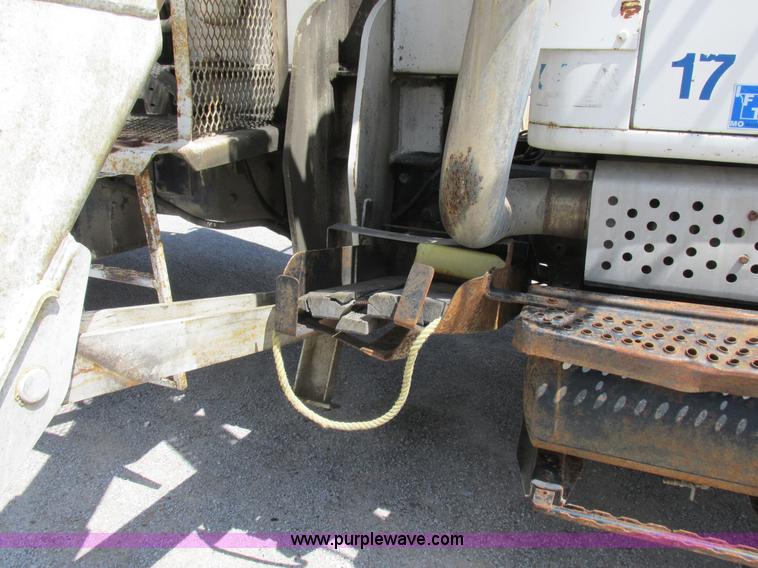image for item H3287 1988 International F2674 crane truck