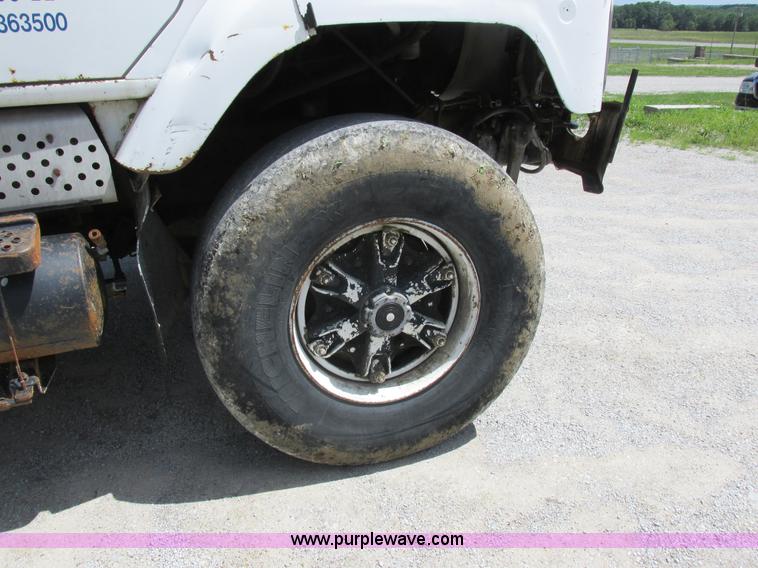 image for item H3287 1988 International F2674 crane truck