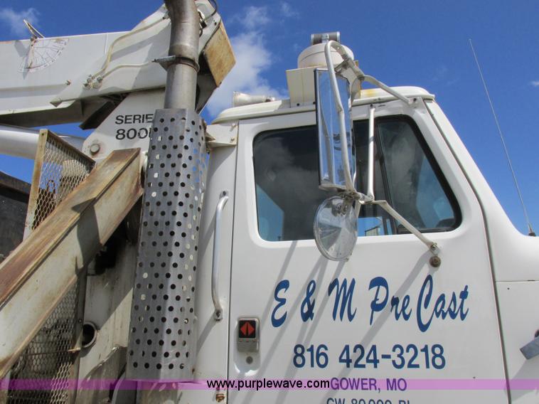 image for item H3287 1988 International F2674 crane truck