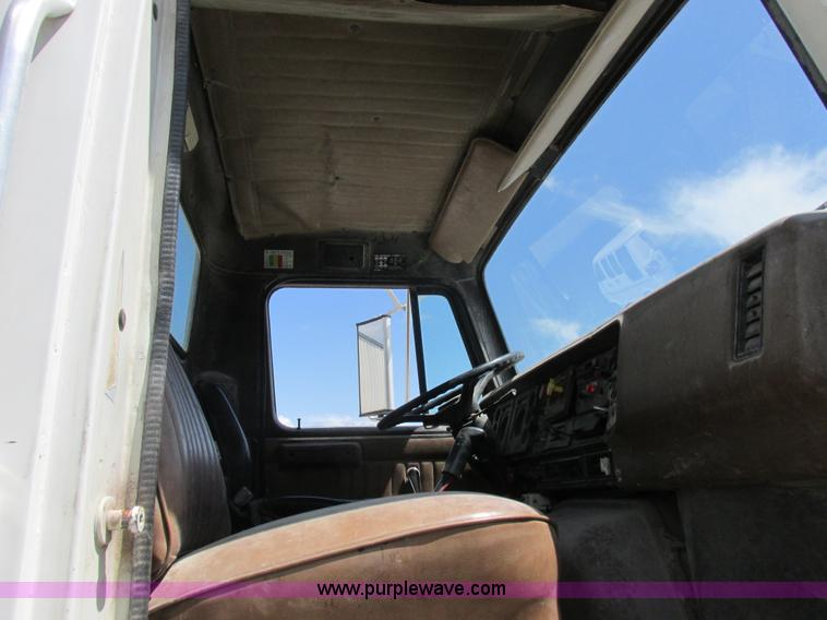 image for item H3287 1988 International F2674 crane truck