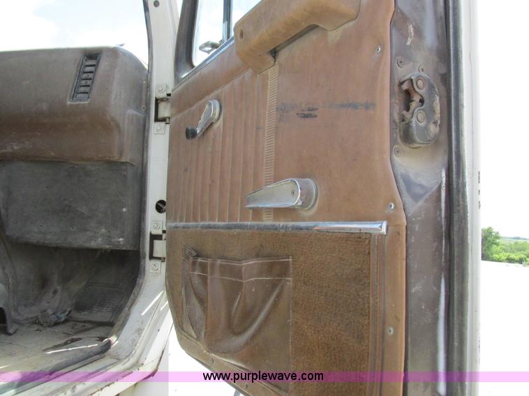 image for item H3287 1988 International F2674 crane truck