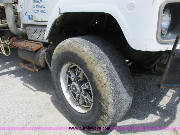 image for item H3287 1988 International F2674 crane truck