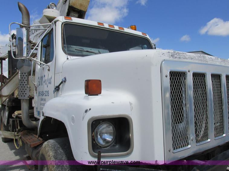 image for item H3287 1988 International F2674 crane truck