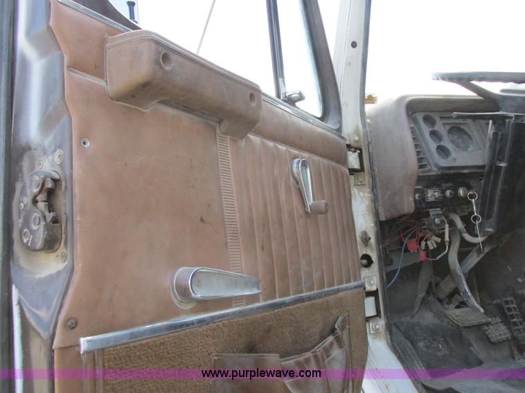 image for item H3287 1988 International F2674 crane truck