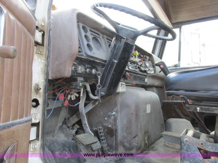 image for item H3287 1988 International F2674 crane truck