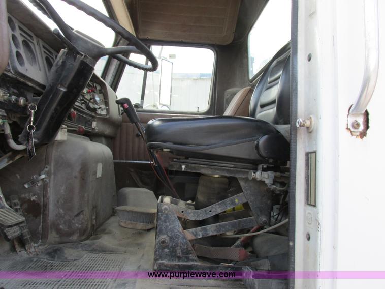 image for item H3287 1988 International F2674 crane truck