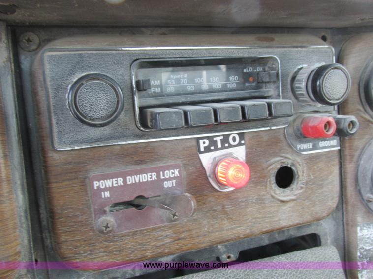 image for item H3287 1988 International F2674 crane truck