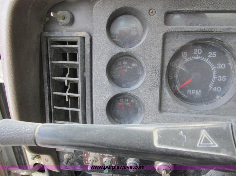 image for item H3287 1988 International F2674 crane truck