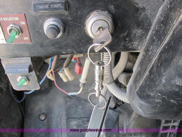 image for item H3287 1988 International F2674 crane truck