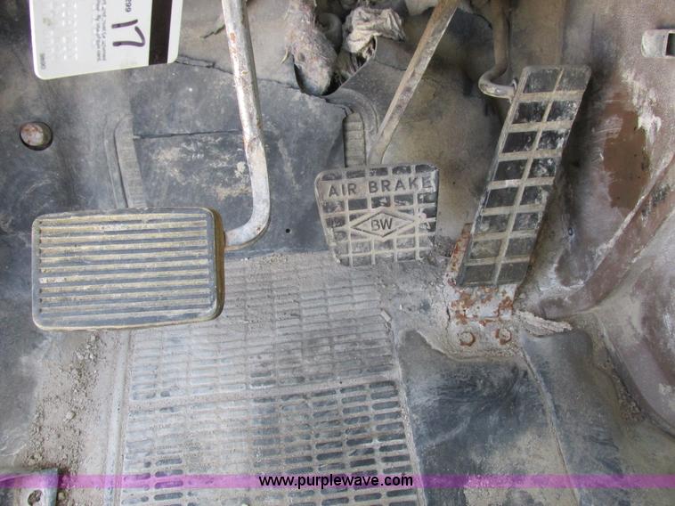 image for item H3287 1988 International F2674 crane truck