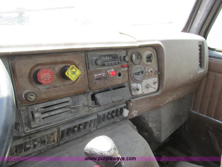 image for item H3287 1988 International F2674 crane truck