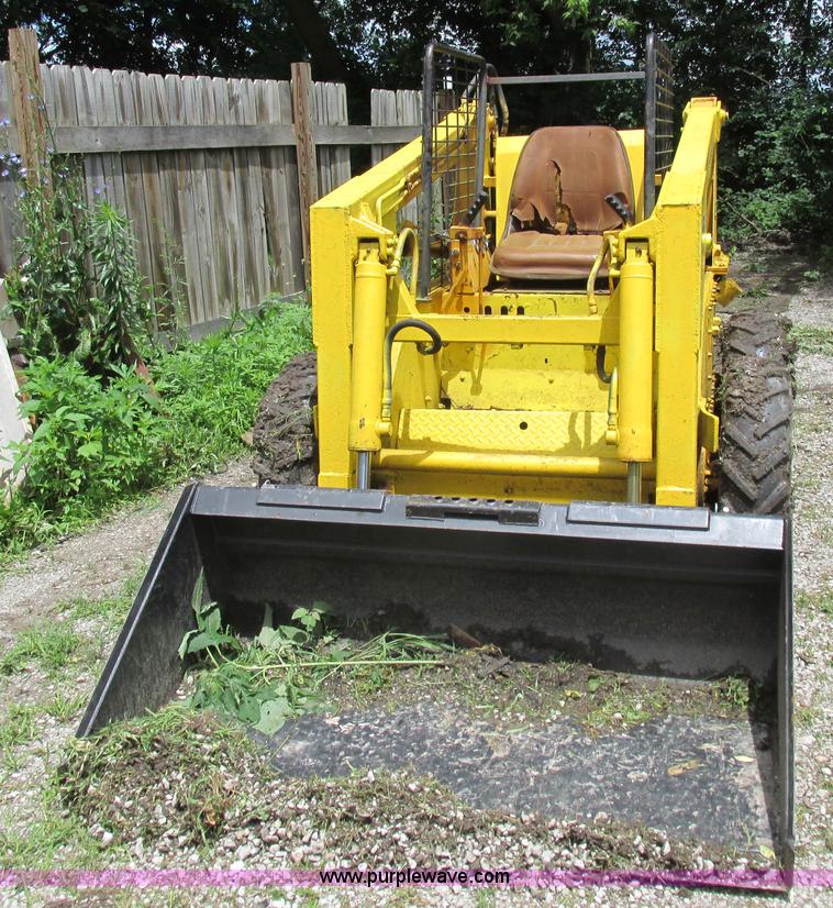 image for item H3290 1972 Case 1530B skid steer