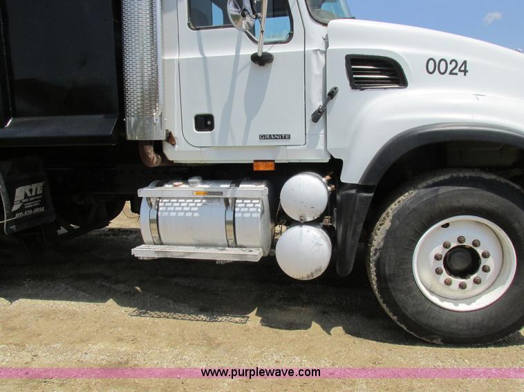 image for item H3298 2007 Mack CV713 dump truck
