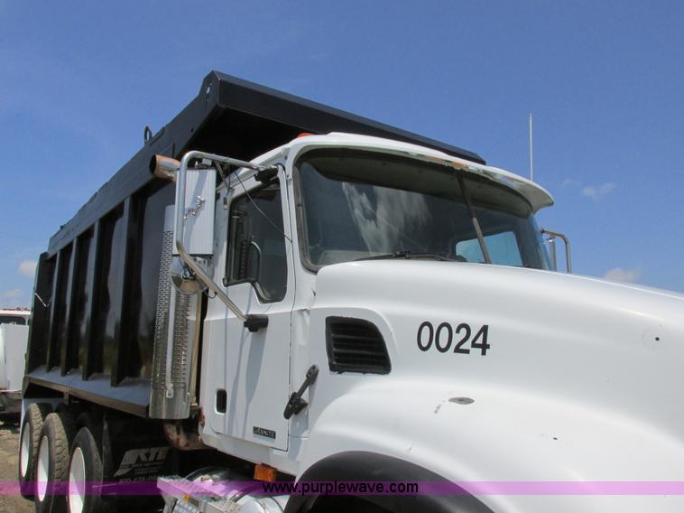 image for item H3298 2007 Mack CV713 dump truck