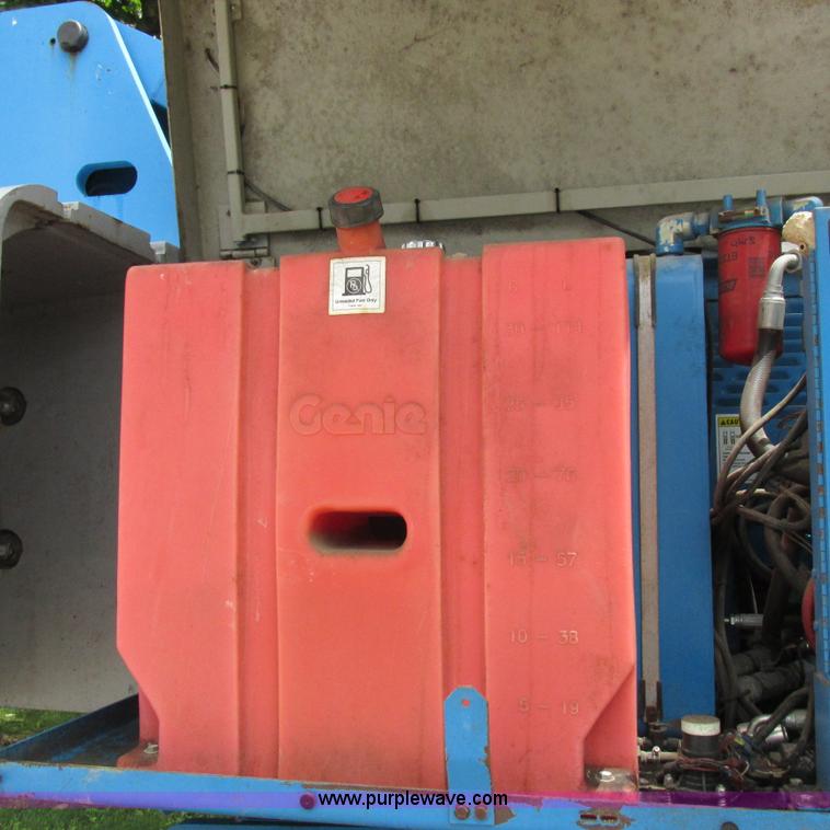 image for item H3300 2000 Genie S-60 boom lift