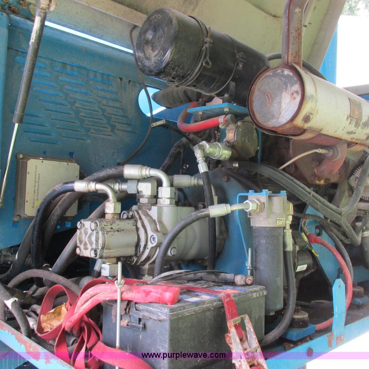 image for item H3300 2000 Genie S-60 boom lift