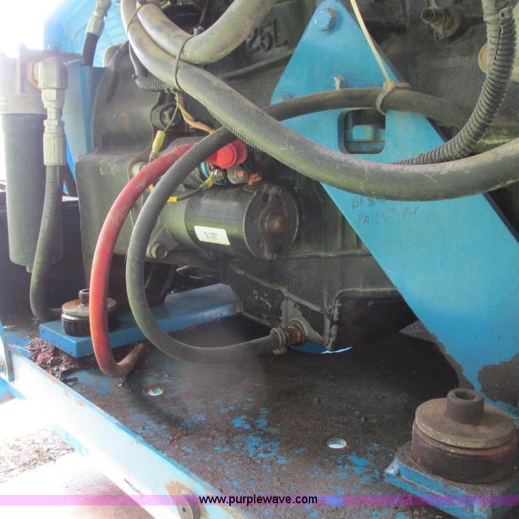 image for item H3300 2000 Genie S-60 boom lift