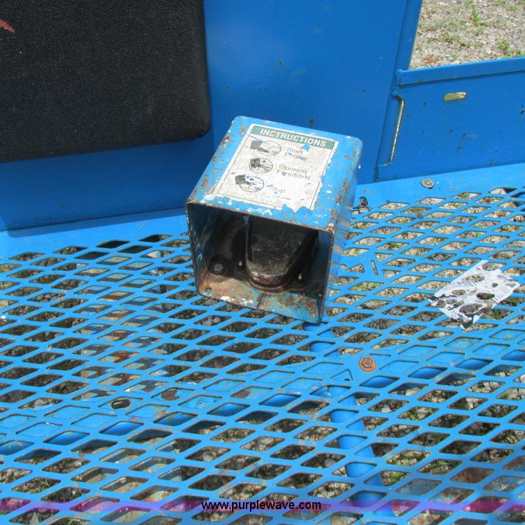 image for item H3300 2000 Genie S-60 boom lift