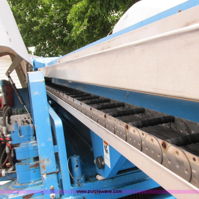 image for item H3300 2000 Genie S-60 boom lift