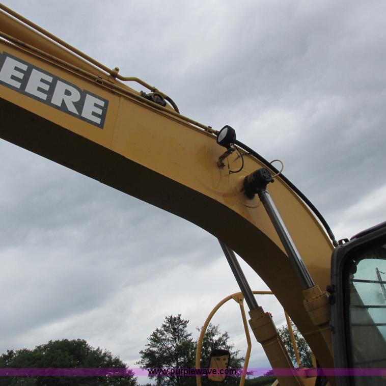 image for item H3302 2006 John Deere 135C excavator