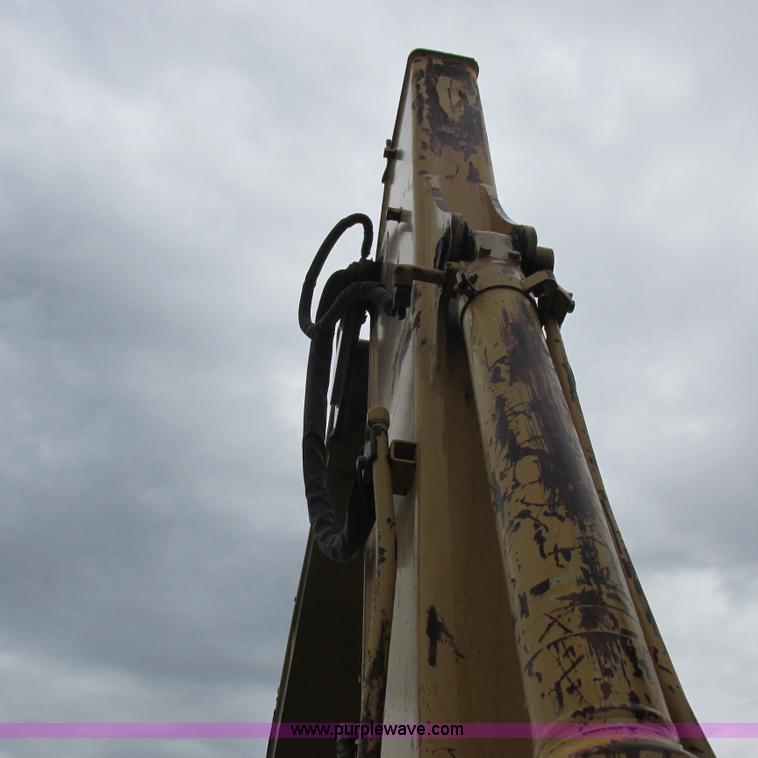 image for item H3302 2006 John Deere 135C excavator