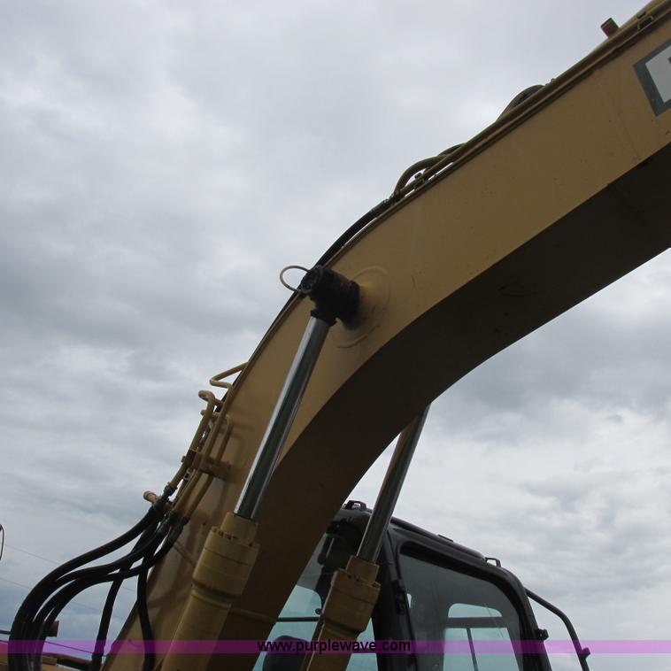 image for item H3302 2006 John Deere 135C excavator