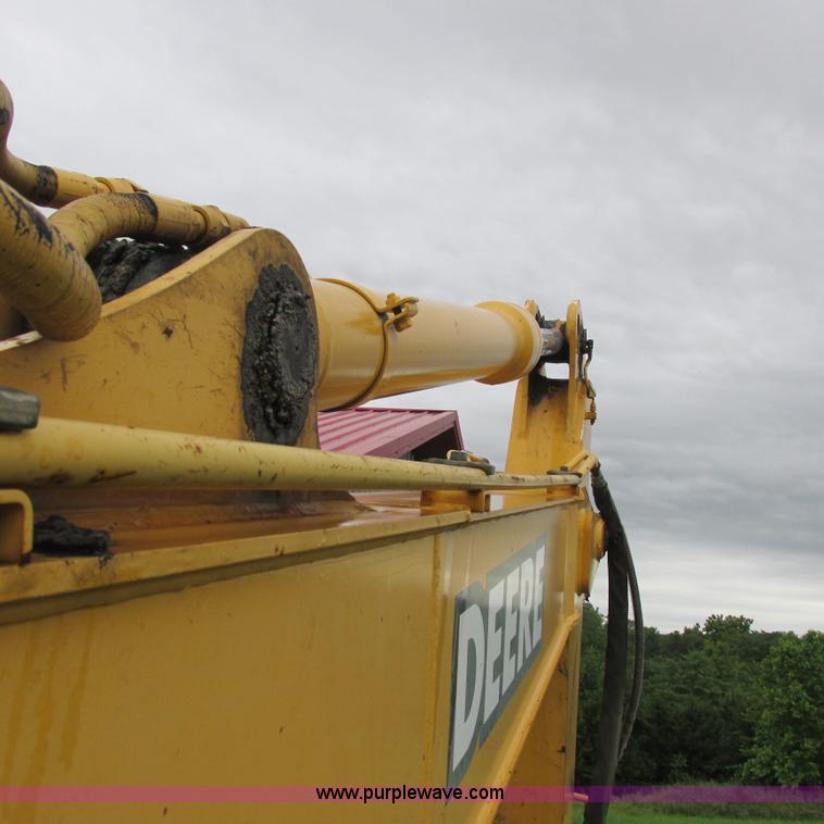 image for item H3302 2006 John Deere 135C excavator