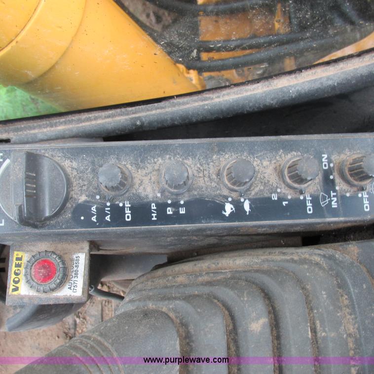 image for item H3302 2006 John Deere 135C excavator