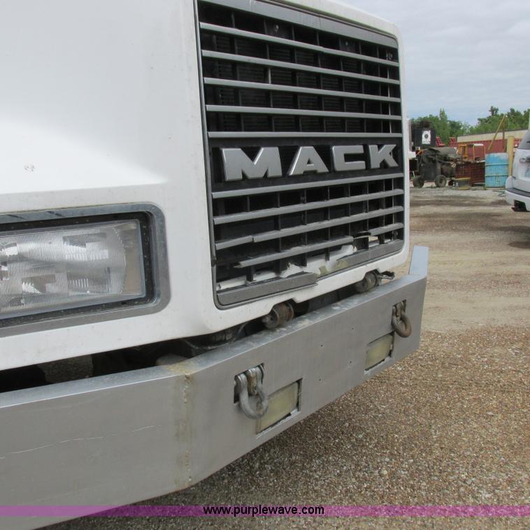 image for item H3303 1992 Mack CH613 dump truck
