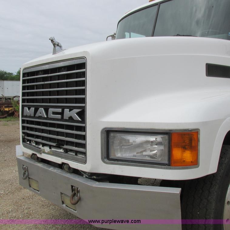 image for item H3303 1992 Mack CH613 dump truck