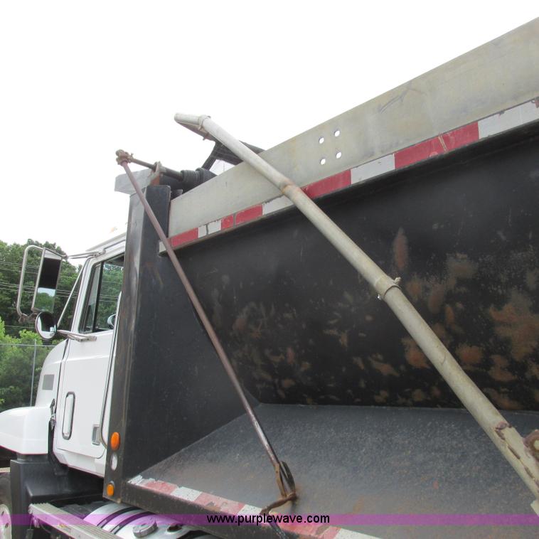 image for item H3303 1992 Mack CH613 dump truck